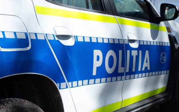 Șofer băut, accident violent: mașină de poliție, avariată la București.