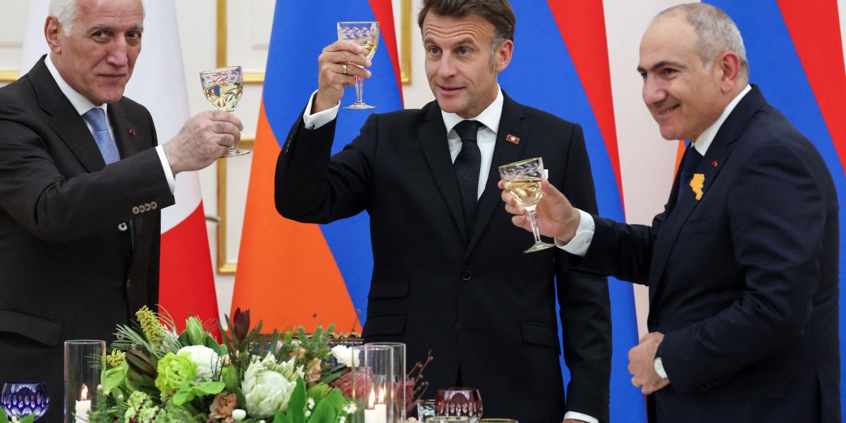 Macron, spectacol muzical neașteptat: a cântat AZNAVOUR cu premierul armean
