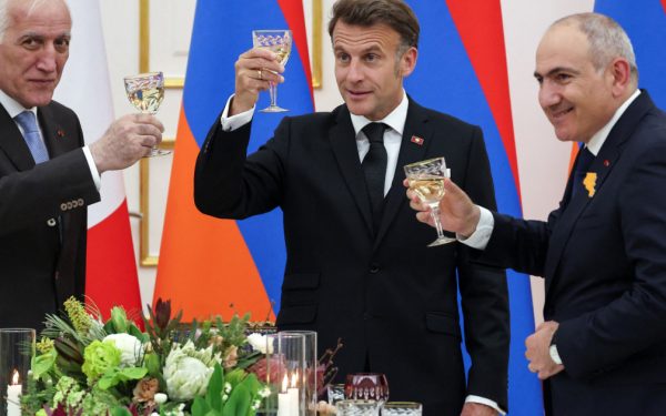 Macron, spectacol muzical neașteptat: a cântat AZNAVOUR cu premierul armean