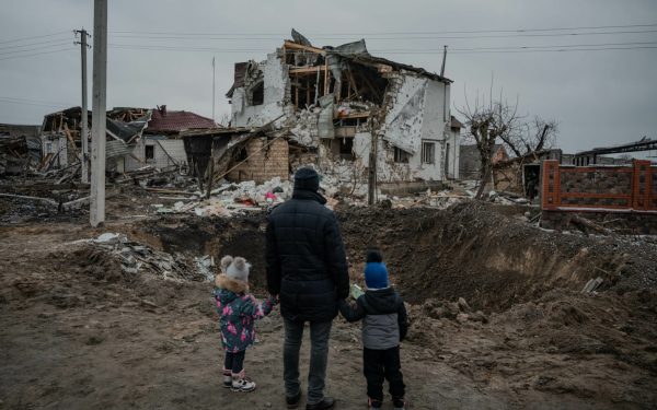 Rusia lovește Kievul și somează străinii să plece