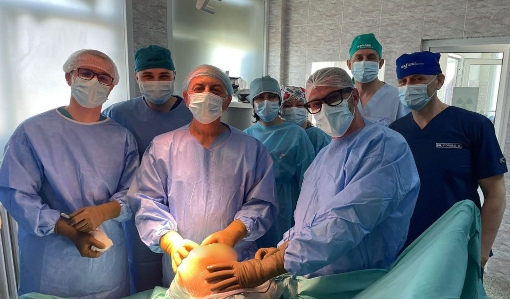 Cîrstoiu revoluționează medicina: Primele artroplastii de genunchi, la Buzău