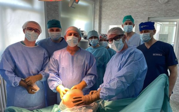 Cîrstoiu revoluționează medicina: Primele artroplastii de genunchi, la Buzău