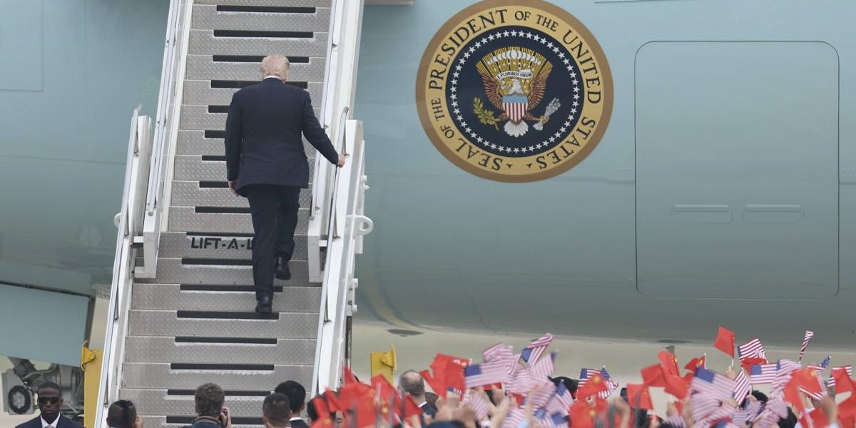 Trump, scandal în China: Cadourile primite, aruncate la gunoi înainte decolare