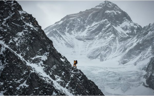 Americanul a cucerit Everestul în timp record: sub 10 ore