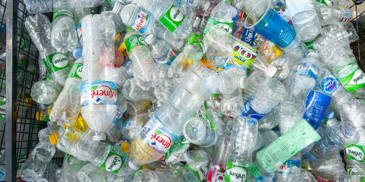 Un tânăr savant transformă plasticul RECICLAT în benzină și motorină