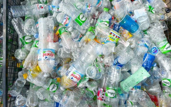 Un tânăr savant transformă plasticul RECICLAT în benzină și motorină