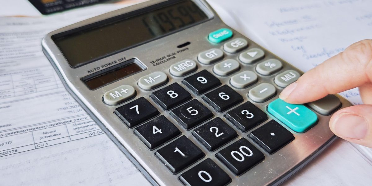 Cât cheltuiesc românii în plus lunar? Cât trebuiau să crească salariile, de fapt