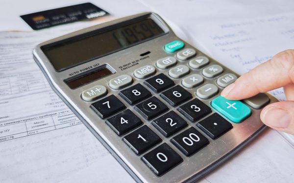 Cât cheltuiesc românii în plus lunar? Cât trebuiau să crească salariile, de fapt