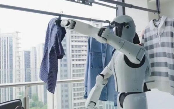 Roboții umanoizi cuceresc casele: Ouă ochiuri, rufe spălate, China testează modele