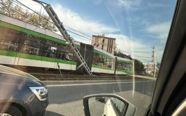Șase răniți, după ce un tramvai a deraiat în București