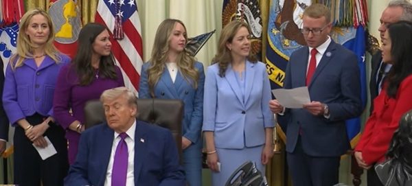 Trump, din nou adormit: Moment JENANT în Biroul Oval, pe tema sănătății mamei