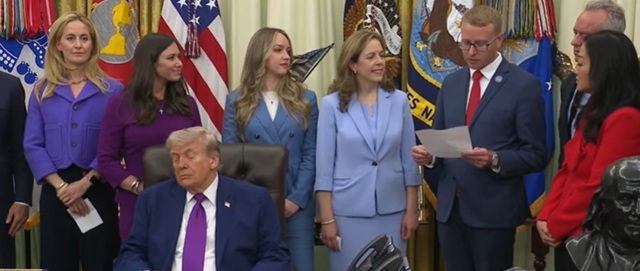 Trump, din nou adormit: Moment JENANT în Biroul Oval, pe tema sănătății mamei