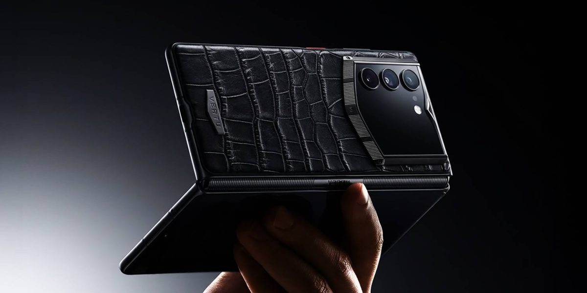 Telefon pentru ștabi: Vertu lansează pliabil cu AI, preț de mașină