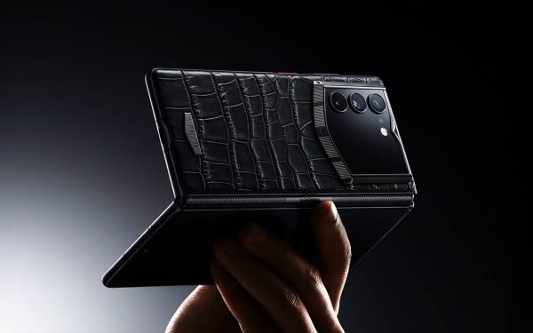 Telefon pentru ștabi: Vertu lansează pliabil cu AI, preț de mașină