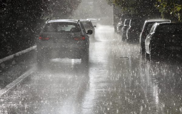 Capitala sub asediu: Ploi și grindină c”h”es de 4 cm