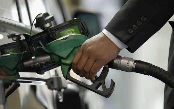 Benzina mai scumpă ca motorina: prețuri în marile orașe