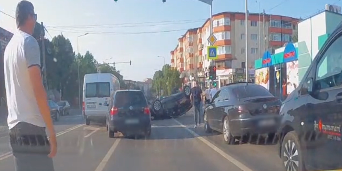Bacău: Jandarmi, geam și un copil salvat dintr-o mașină răsturnată