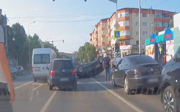Bacău: Jandarmi, geam și un copil salvat dintr-o mașină răsturnată