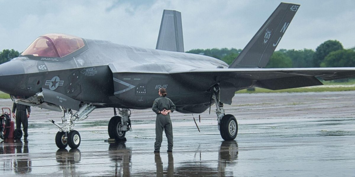 SUA: Avion militar, „reparat” cu bandă adezivă, nu zboară pe ploaie