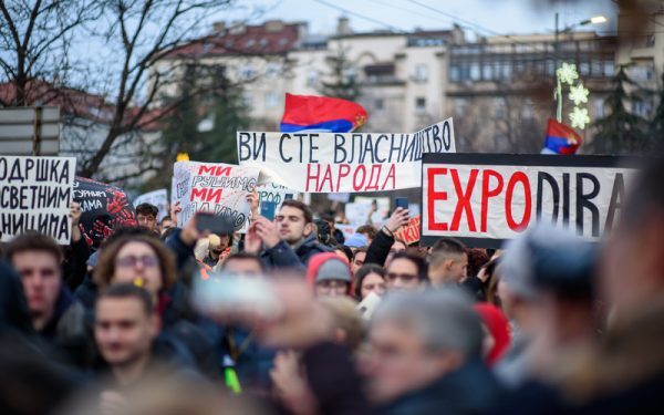 Serbia în fierbere: Protestele continuă după anunțul lui Vučić