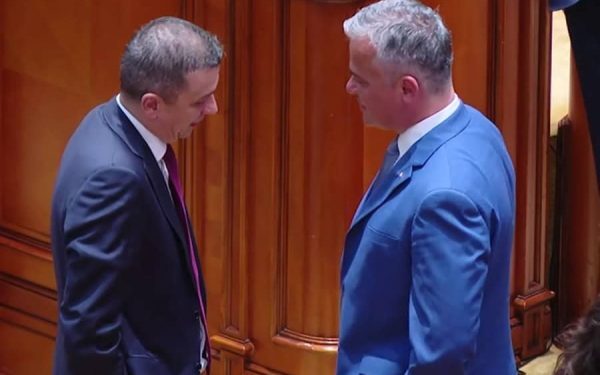 Guvernul Veștea, eșec. Hunor: Epocă încheiată. Simion, mat politic. Președintele reia consultări