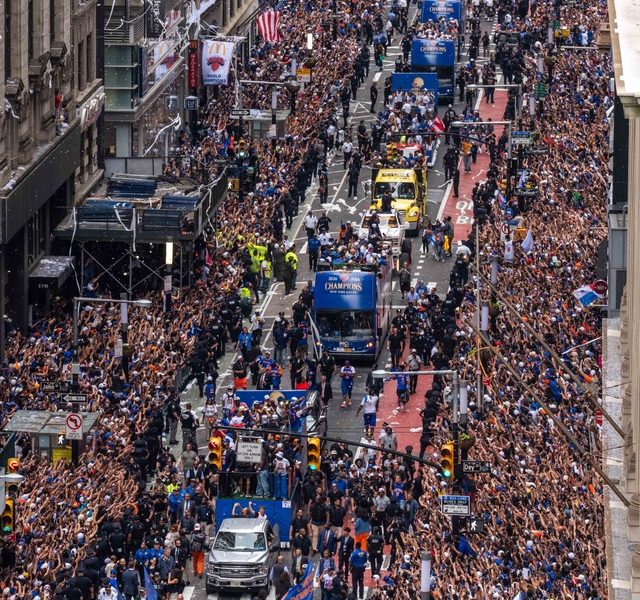 Tensiune în Times Square: Focuri de armă în toiul paradei Knicks
