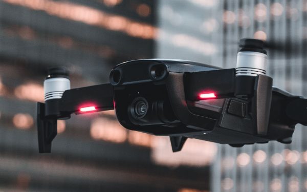Europarlamentari dau undă verde la bani rapizi pentru drone și AI militar