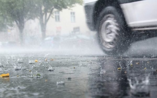 Furtuni haotice: vijelii și grindină lovesc țara până la noapte