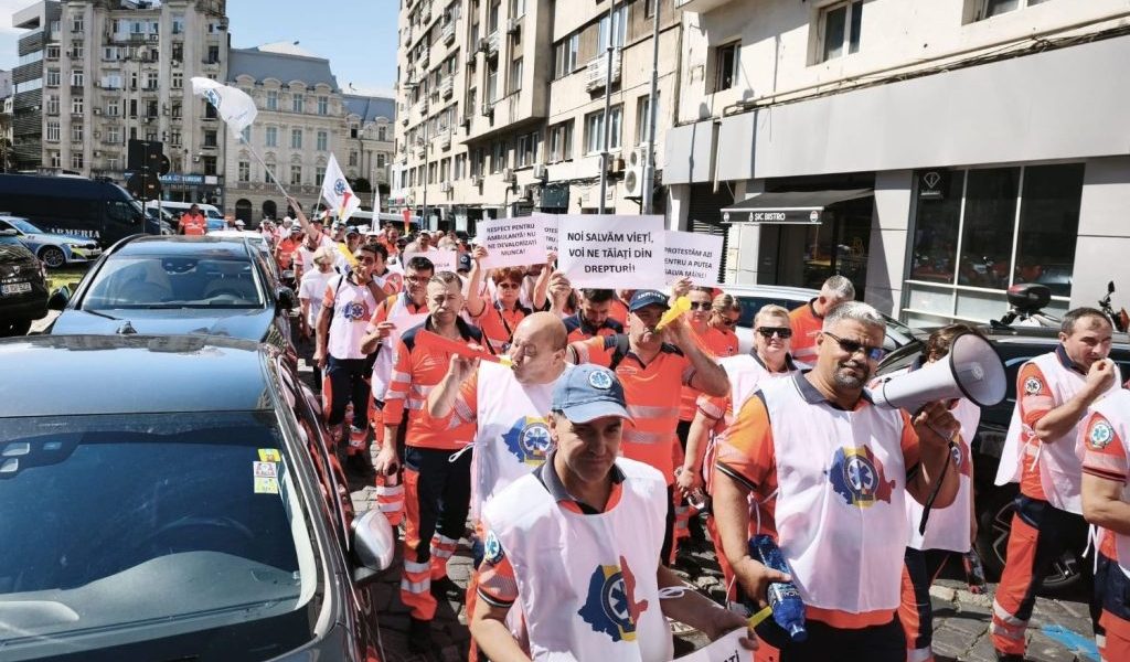 Ambulancieri în stradă: Nu la noua lege a salarizării
