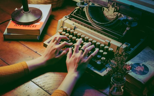 Scriitor francez: AI mi-a furat identitatea, cartea nu-i a mea