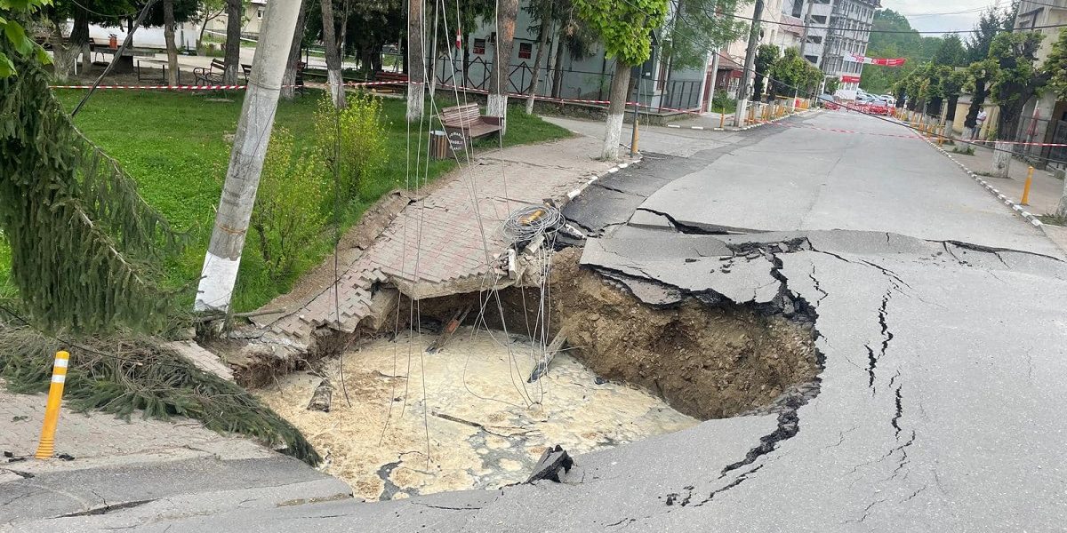 Buzău: Ploile fac prăpăd! Drumuri sub ape, DN 10 sub risc