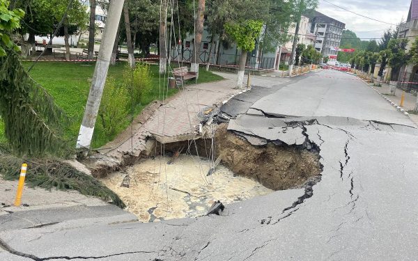 Buzău: Ploile fac prăpăd! Drumuri sub ape, DN 10 sub risc
