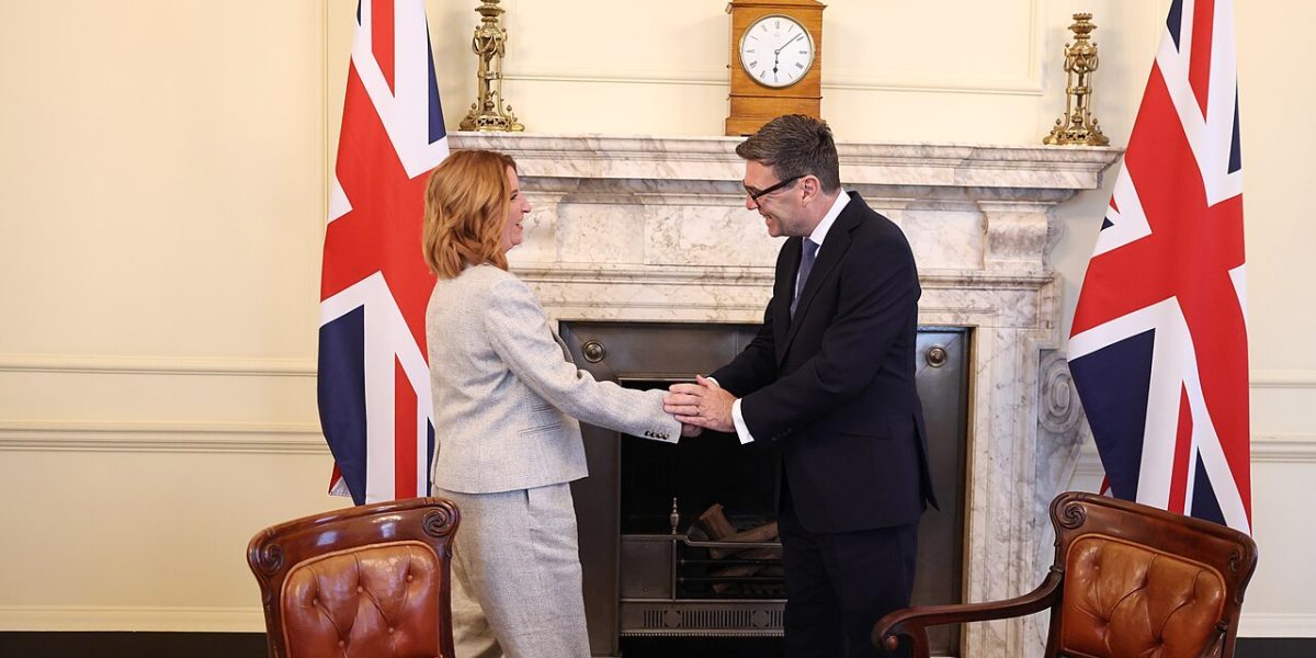 Burnham: Primul cabinet britanic, sub semnul scandalului și al lipsei de legitimitate