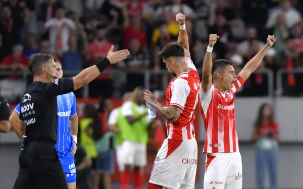 Dinamo a humilia campioana în fața Craiovei: 5-1 în derby cu VAR