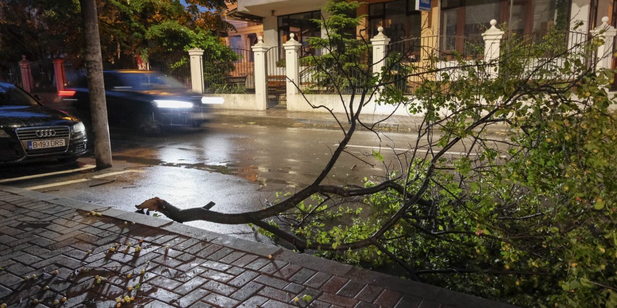 București, furtuna: 2.500 apeluri ISU, sute de case și mașini distruse