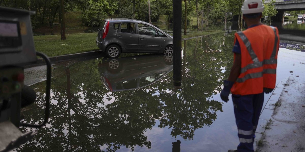 Vijelie cod roșu în București, Ilfov; furtuni puternice a doua zi