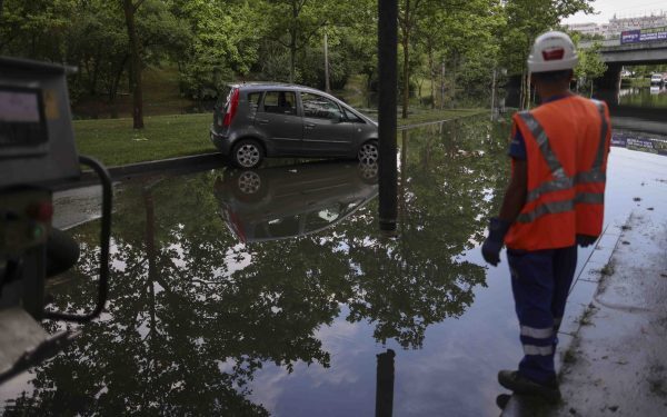 Vijelie cod roșu în București, Ilfov; furtuni puternice a doua zi