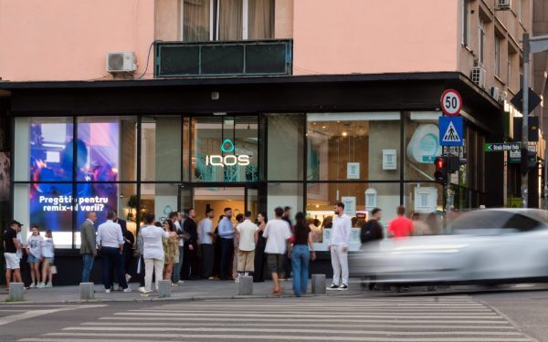 IQOS aduce artă interactivă în retail, un concept nou