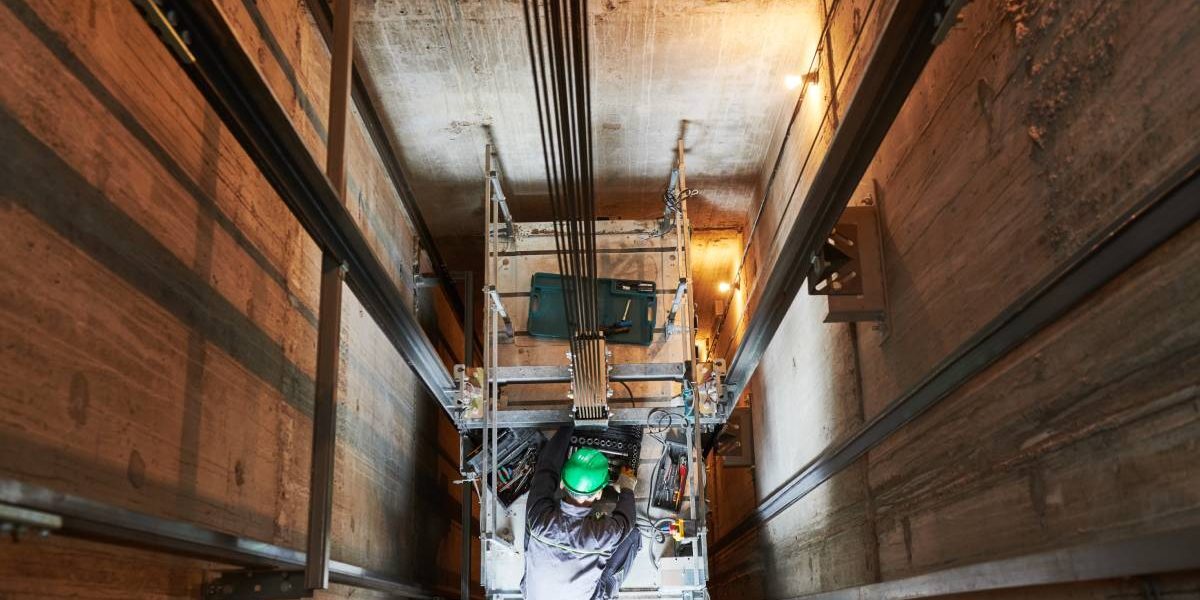 Prăbușire cumplită în București: lift mort la etajul 5