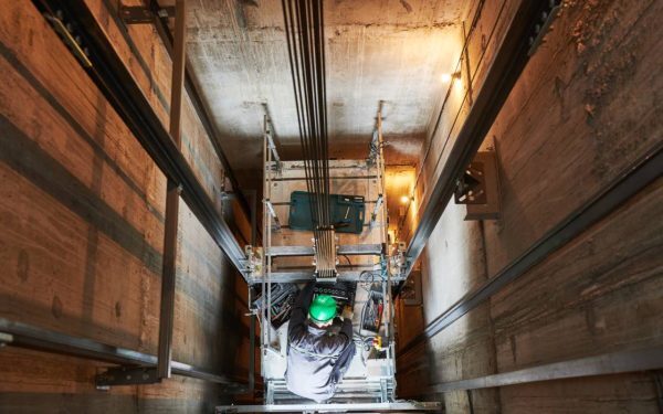 Prăbușire cumplită în București: lift mort la etajul 5