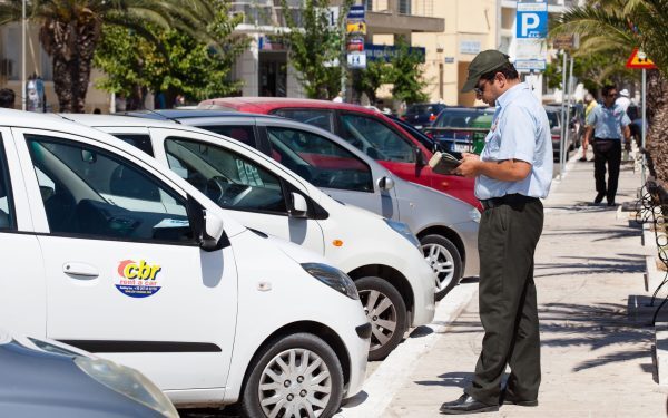 Ghilimele: Greșeli în Grecia: Românii pierd permisul pentru simple parcări