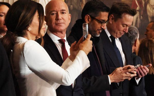 Bezos și Musk, avertizați: Centrele de date spațiale, catastrofă globală