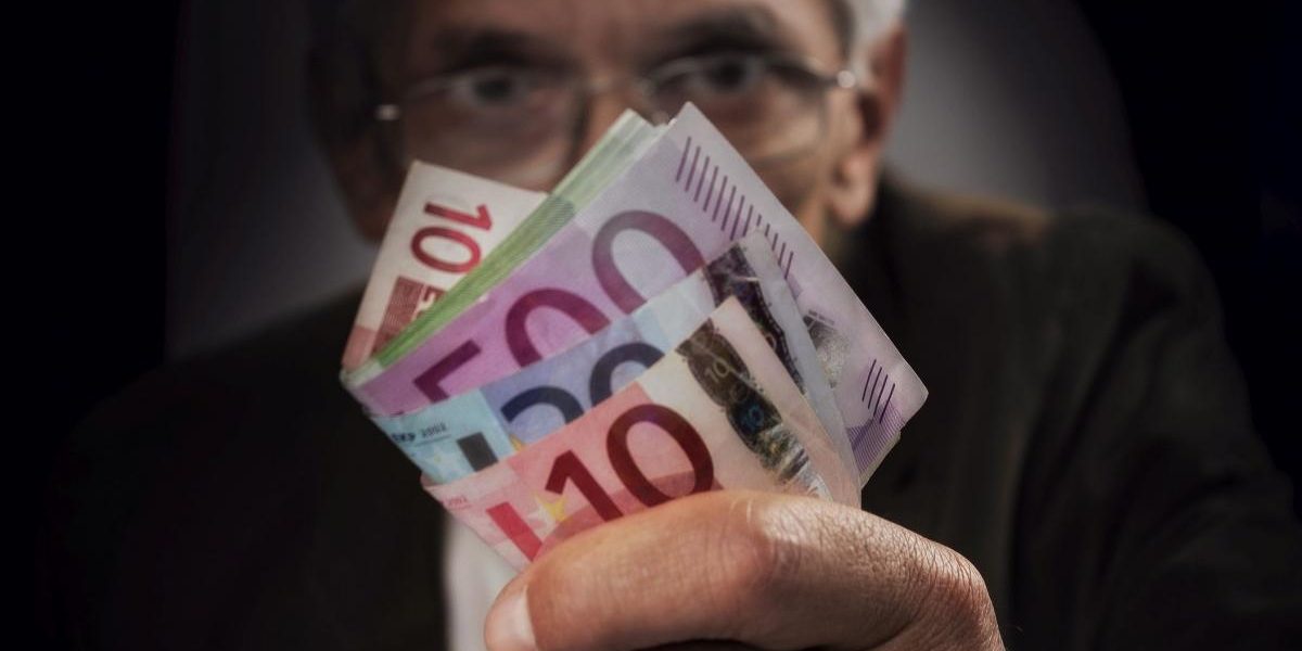 Milionarul cere un milion de euro înapoi de la nepotul cu casă și nuntă de lux
