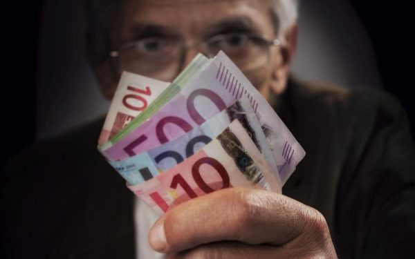 Milionarul cere un milion de euro înapoi de la nepotul cu casă și nuntă de lux