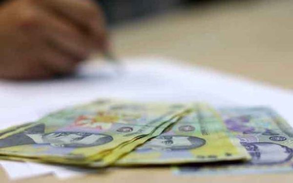 Românii cumpără pe credit, dar cu grijă. Dobânzi mari persistă