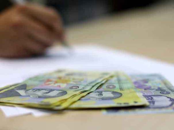 Românii cumpără pe credit, dar cu grijă. Dobânzi mari persistă