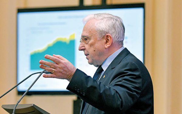 Isărescu: Dobânzi mai mici de la 2027, economie în platou