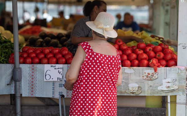 Prețuri agricole în cădere, alimente pe scump. De ce?