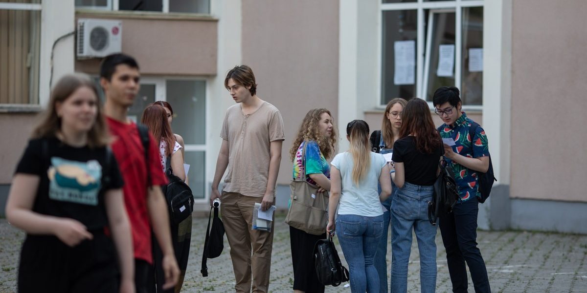 Bac 2026 toamnă: Azi e rândul matematicii sau istoriei