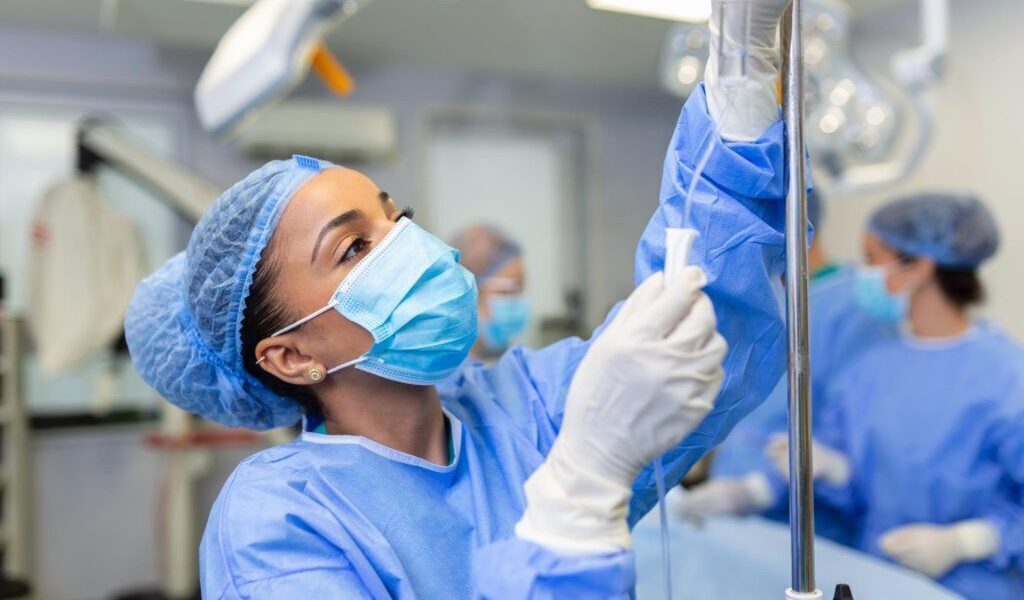 Sănătate: Noi salarii pentru medici și asistente după lege